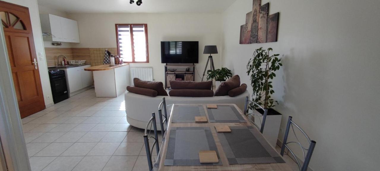 Au Pied Du Chateau 2 Bellegarde-du-Loiret Номер фото